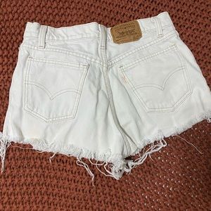 White Levi’s high wasted cut off shorts